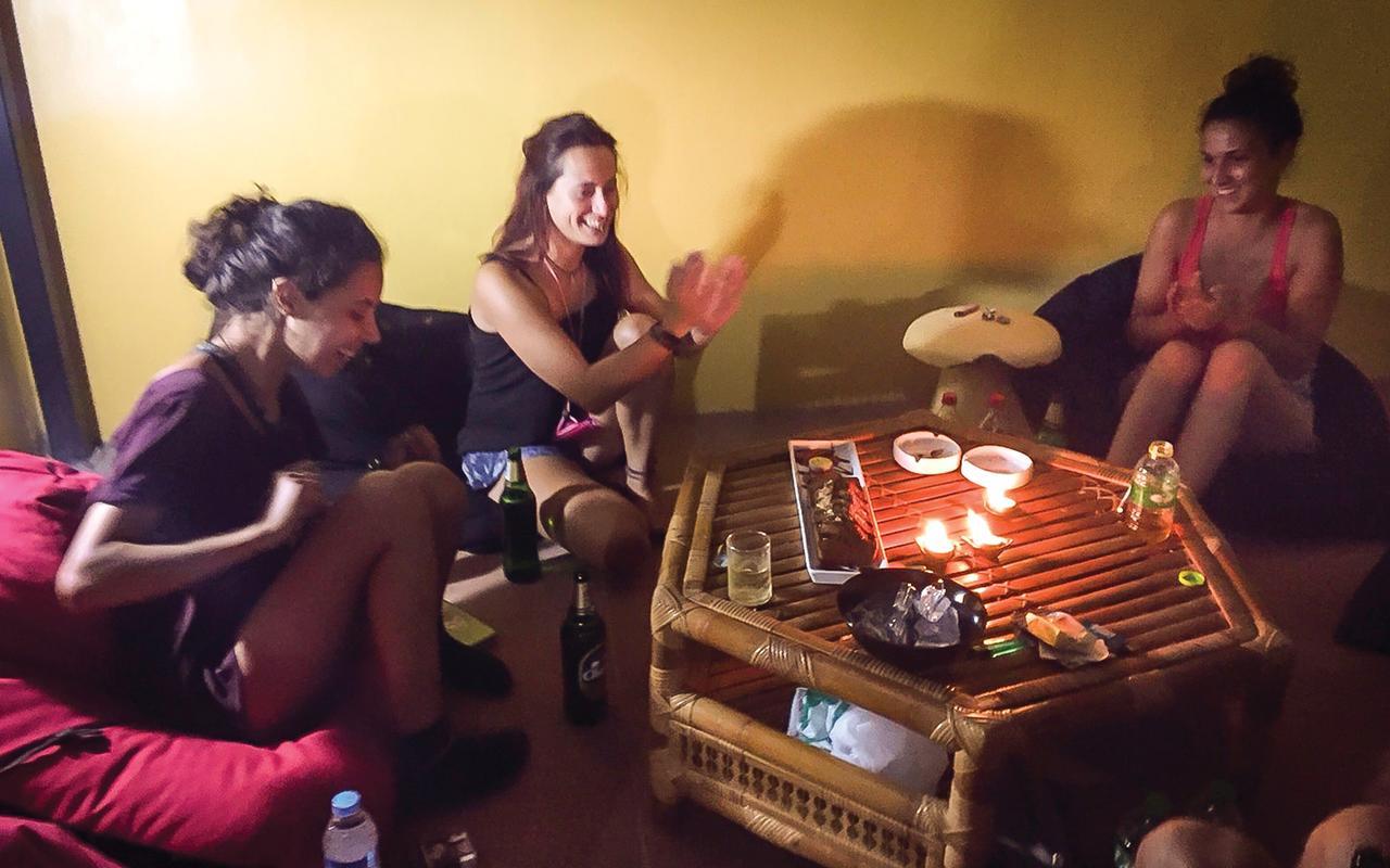 Artistel (Adults Only) Hostel Чиангмай Екстериор снимка