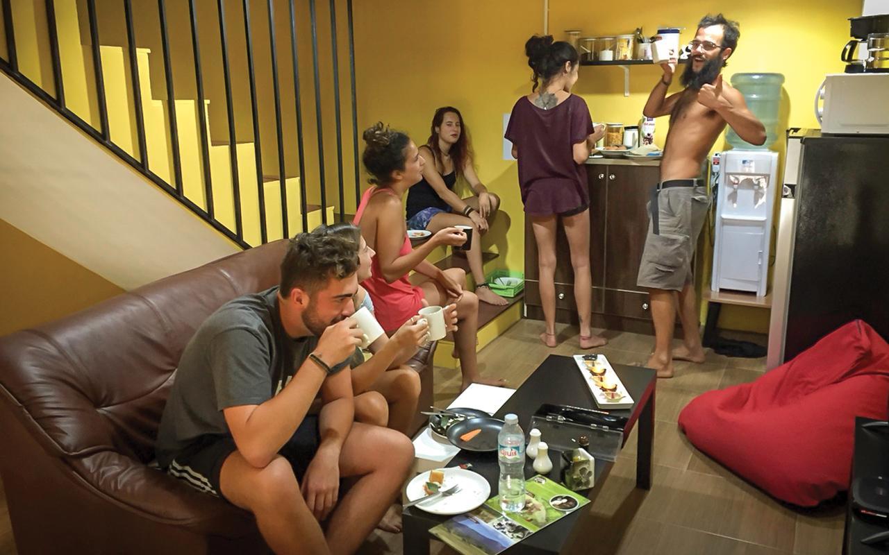Artistel (Adults Only) Hostel Чиангмай Екстериор снимка