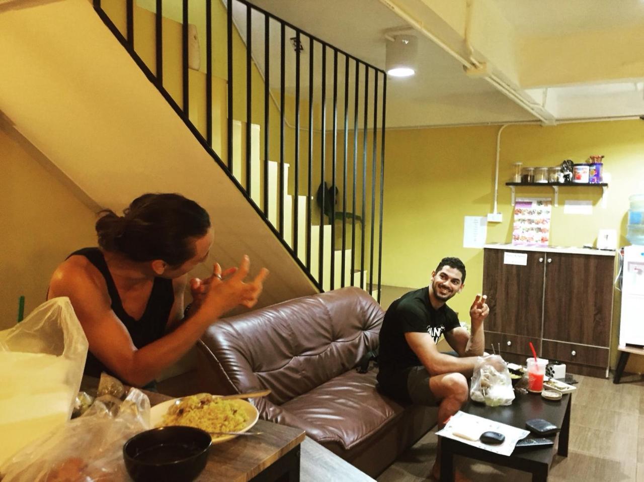 Artistel (Adults Only) Hostel Чиангмай Екстериор снимка